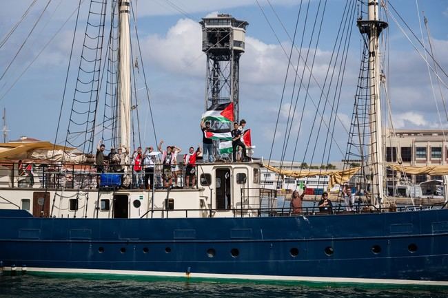 Albares informa sobre los 50 españoles retenidos en Israel sin fecha de deportación