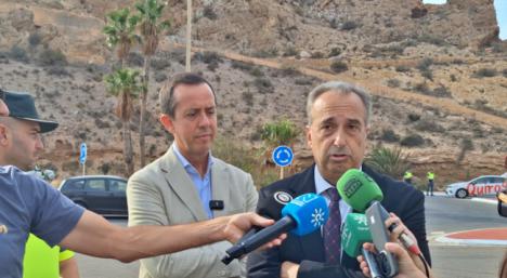 2.000 denuncias al año en Almería con conducir usando el móvil