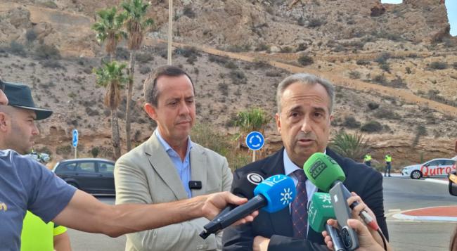 2.000 denuncias al año en Almería con conducir usando el móvil