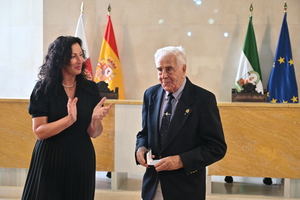 Almería distingue a Juan Esteban Navajas con su máxima honra institucional