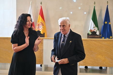 Almería distingue a Juan Esteban Navajas con su máxima honra institucional