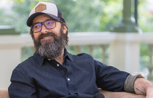 Juan Manuel Gil analiza en Almería las claves de su novela 'Majareta' junto a los clubes de lectura