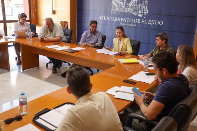 El Ejido contrata transporte y catering para su residencia geriátrica