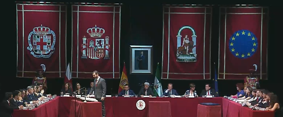 Solo Vox y Podemos cambian la fórmula oficial de toma de posesión