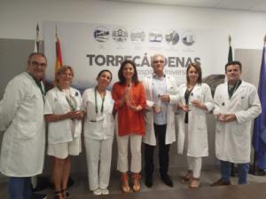Pacientes de radioterapia en Almería reciben recipientes dosificadores para optimizar su hidratación