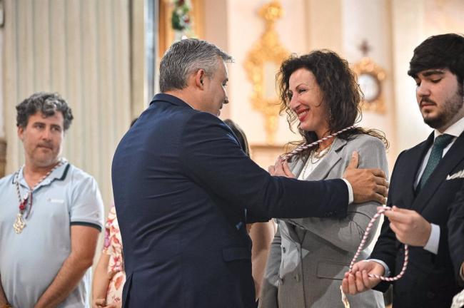 La alcaldesa recibe medalla de la Hermandad del Rocío