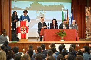 La alcaldesa de Almería inspira a jóvenes sobre el orgullo andaluz en un acto escolar