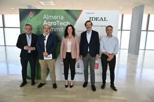 La alcaldesa resalta la importancia de la tecnología en la agricultura de Almería
