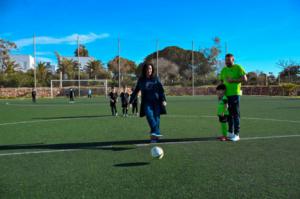 La alcaldesa apoya al Club de Fútbol Retamar-El Toyo en el torneo solidario contra el cáncer infantil