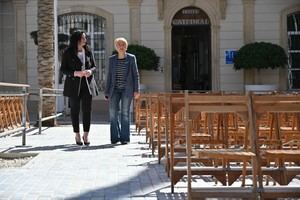 Alcaldesa de Almería supervisa montaje de la Semana Santa con el doble de sillas disponibles