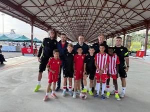 La UD Almería brilla en el 'Fan Day' junto a familias y autoridades locales