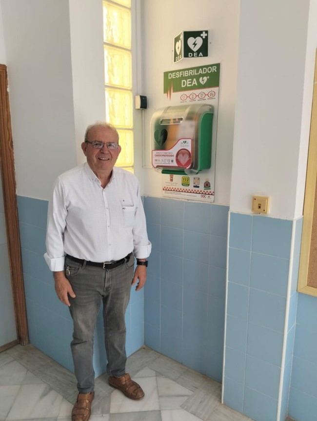 Vícar instala nuevos desfibriladores en todos sus barrios