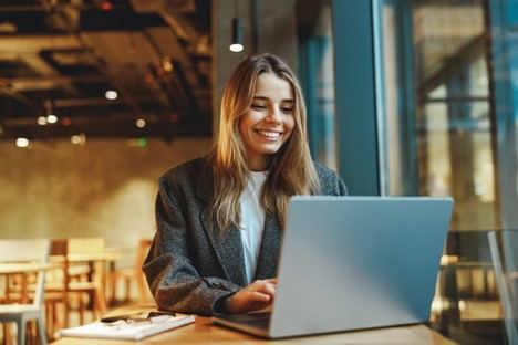 Andalucía apoya a casi 1.800 emprendedoras en 2025, generando empleo femenino