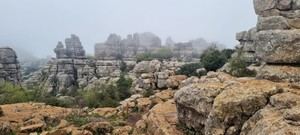 Senderistas de Vícar disfrutan de un mágico recorrido por el Torcal de Antequera bajo la lluvia