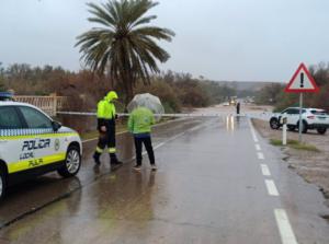 Rescatan a conductor atrapado en Pulpí con ayuda de vecinos