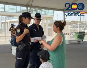 Agente francés se une a la Policía en Almería para atender a turistas durante el verano