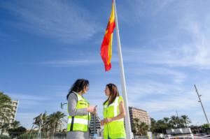 La bandera de España más grande de la provincia ondea en el Puerto de Almería