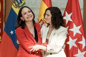 Corina Machado recibe la Medalla de Oro en Madrid entre críticas de Ayuso al socialismo