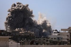 Israel intensifica ofensiva en Gaza, miles atrapados