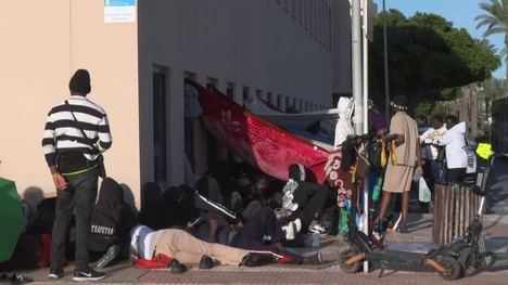 Migrantes forman campamentos en Valencia y Roquetas de Mar por largas colas para documentación