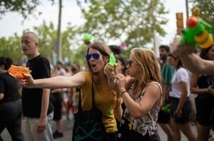 Protestas en Europa con pistolas de agua contra el turismo masivo