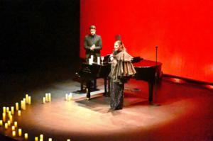 Laura Gallego con su espectáculo ‘Saeta y mantilla’ envolvió al público en Roquetas