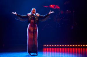 Laura Gallego despliega su universo cofrade en Roquetas de Mar