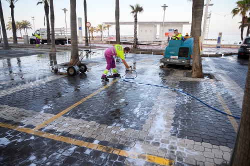 El Ayuntamiento inicia en El Palmeral la primera jornada del Plan de limpieza intensiva