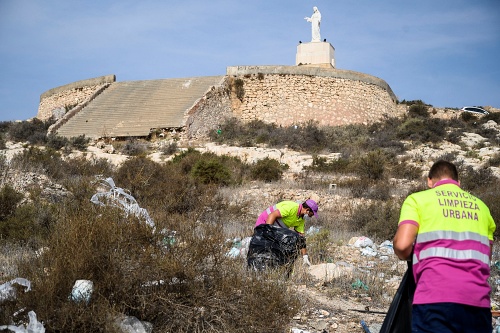 El Ayuntamiento elimina la basura acumulada en el Cerro de San Cristóbal