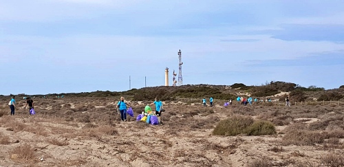 Limpiar playas para cambiar el mundo.