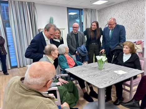 Loles López propone convertir residencias en hogares para mayores en Andalucía