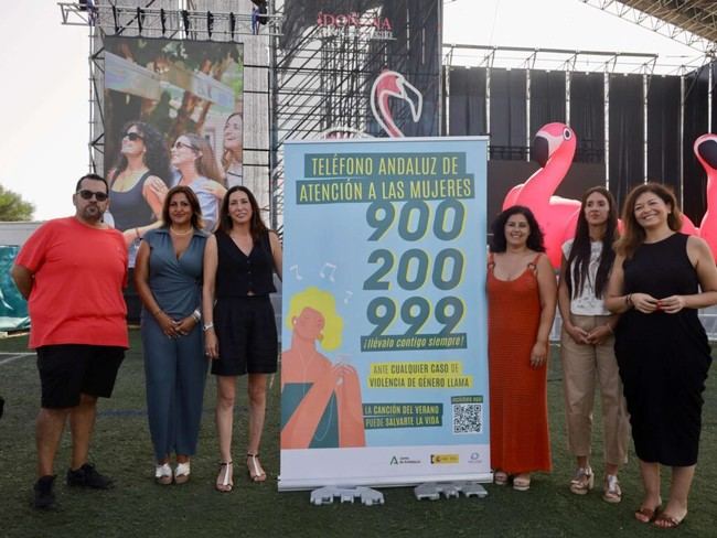 Loles López promueve el 900 200 999 en Almonte para combatir la violencia de género