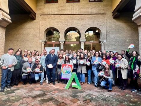 Loles López promueve la igualdad y el respeto en Almería contra la LGTBIfobia