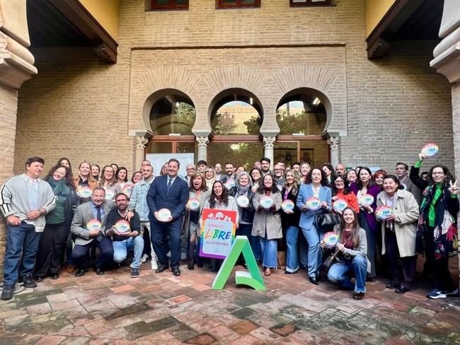 Loles López promueve la igualdad y el respeto en Almería contra la LGTBIfobia