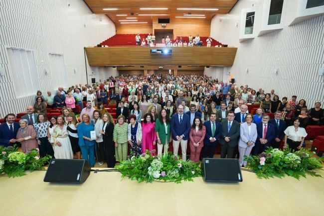 Reconocimiento a Encarnación Moreno en el Día de las Personas Mayores en Almería