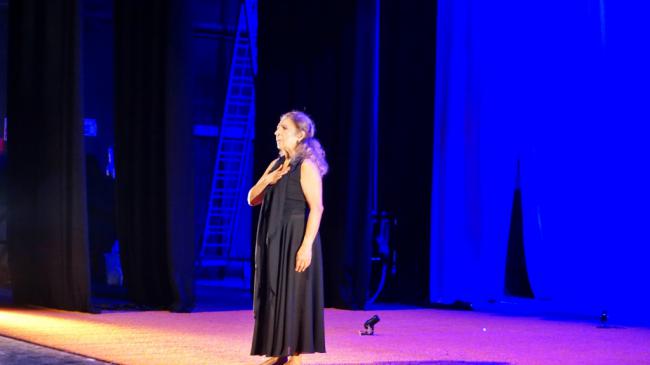 Lolita Flores conquista Vera con su monólogo 'Poncia' en una noche teatral histórica
