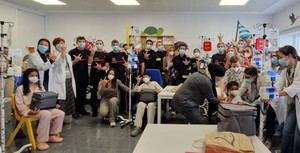 Bomberos de Almería alegran a niños hospitalizados con regalos navideños