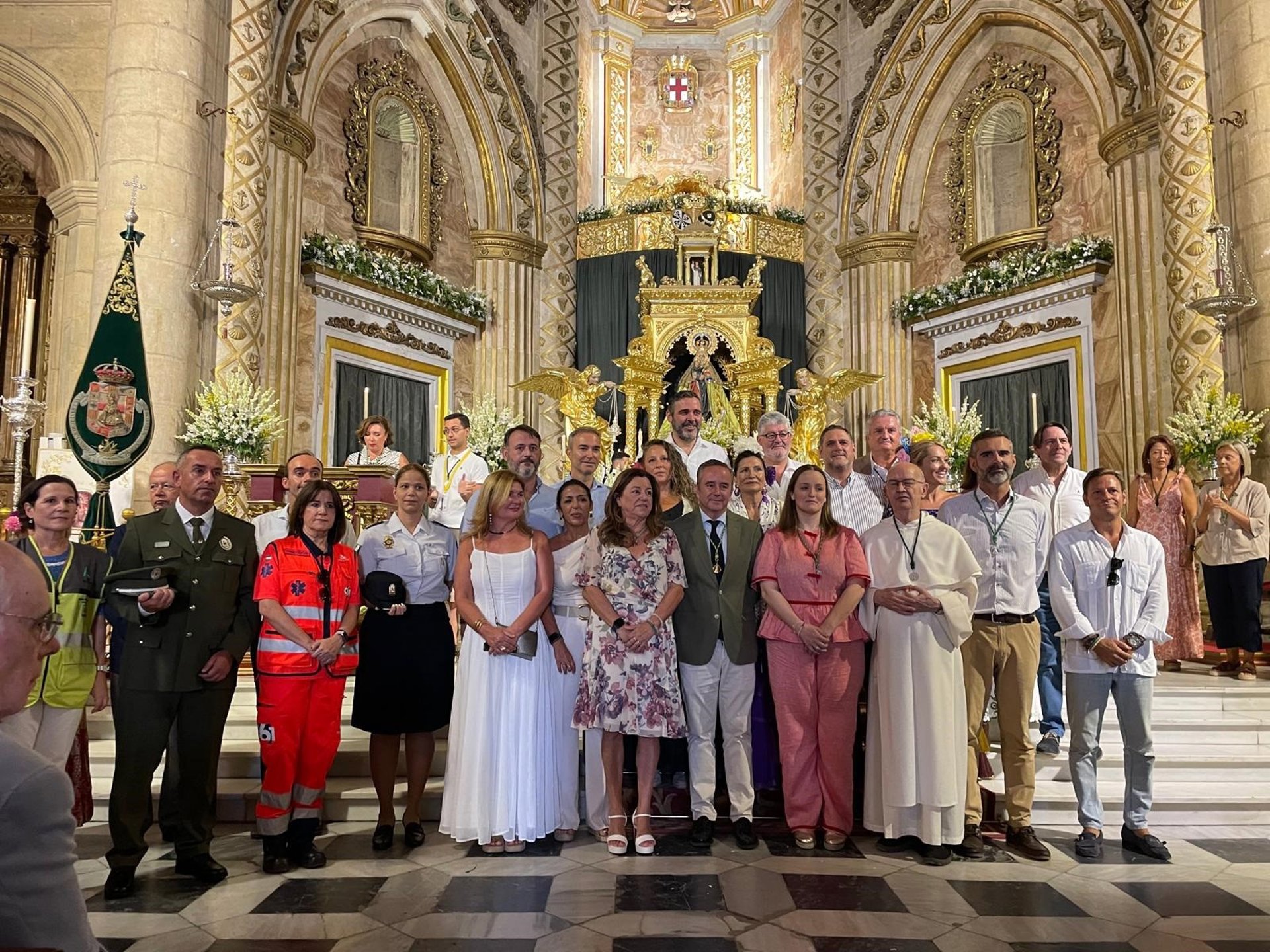 La Junta presenta su ofrenda floral ante la patrona de Almería