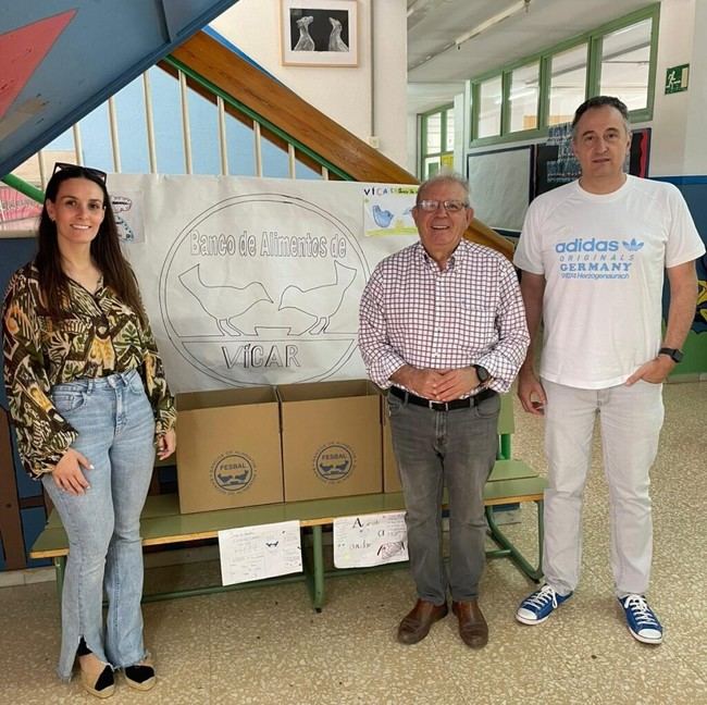Estudiantes de Vícar recogen más de una tonelada de alimentos solidarios