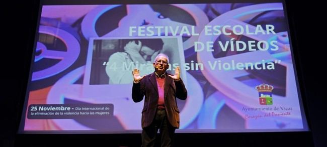 Estudiantes de Vícar se manifiestan contra la violencia de género en un festival de vídeos