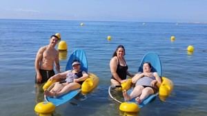 Mayores de Vícar disfrutan de salidas semanales a la playa y piscina
