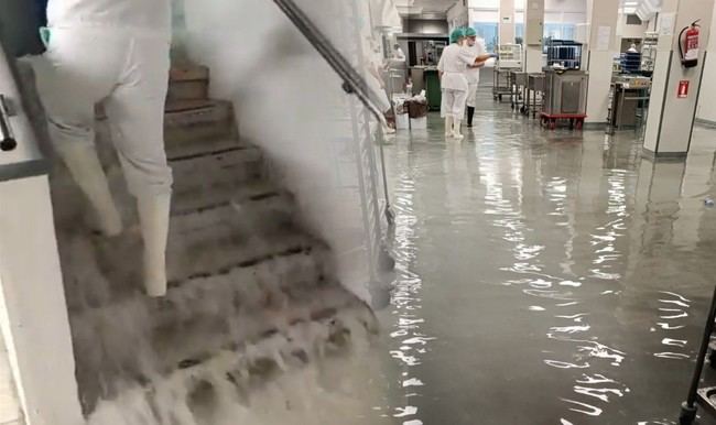 Inundaciones en el Hospital Virgen Macarena de Sevilla obligan a médicos a achicar agua
