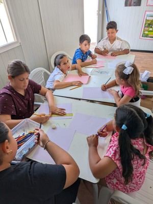 Niños gitanos de Vícar celebran el Día de la Madre con manualidades