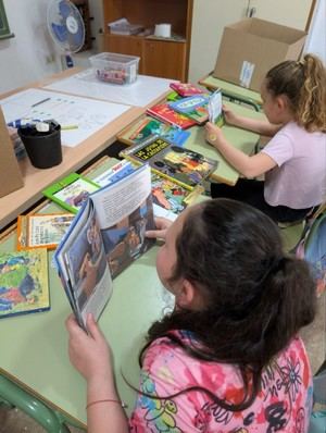 Talleres de lectura para niños gitanos en Vícar por el Día del Libro