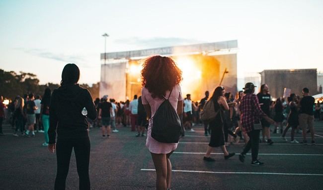 Prohibido imponer pulseras 'cashless' en festivales de Almería
