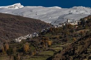 Senderistas visitan pueblos del Barranco del Poqueira en Vícar