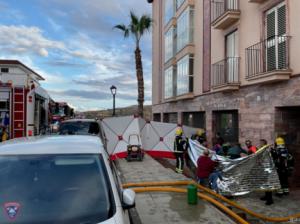 Los Bomberos del Levante rescatan a una mujer de entre las llamas en una vivienda de Huércal-Overa