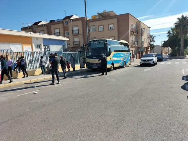 Inspección de transporte escolar en Vícar