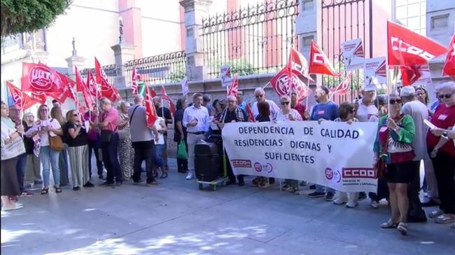 UGT y CCOO se manifiestan por las esperas en Dependencia aunque son la mitad que con el PSOE