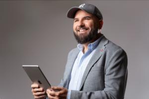 El periodista y divulgador almeriense Manuel Moreno, doble finalista en los Premios de Internet 2025